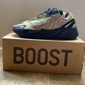 Yeezy’s 700 Boast Adidas runners MNVN COLORS: Resin/Black